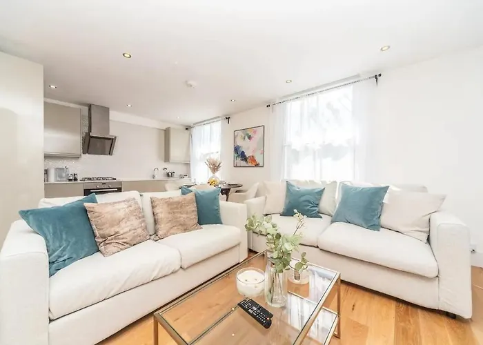 Stunning Spacious En-Suite Flat - 6 Min To Trains -Pass The Keys