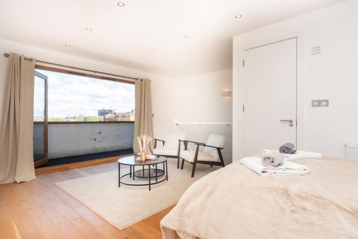 Stunning Spacious En-suite Flat - 6 Min To Trains -pass The Keys Appartamento