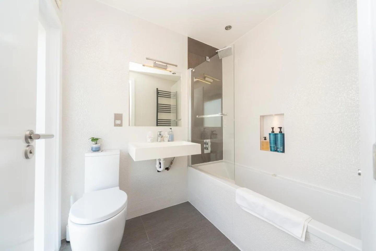 Stunning Spacious En-suite Flat - 6 Min To Trains -pass The Keys *