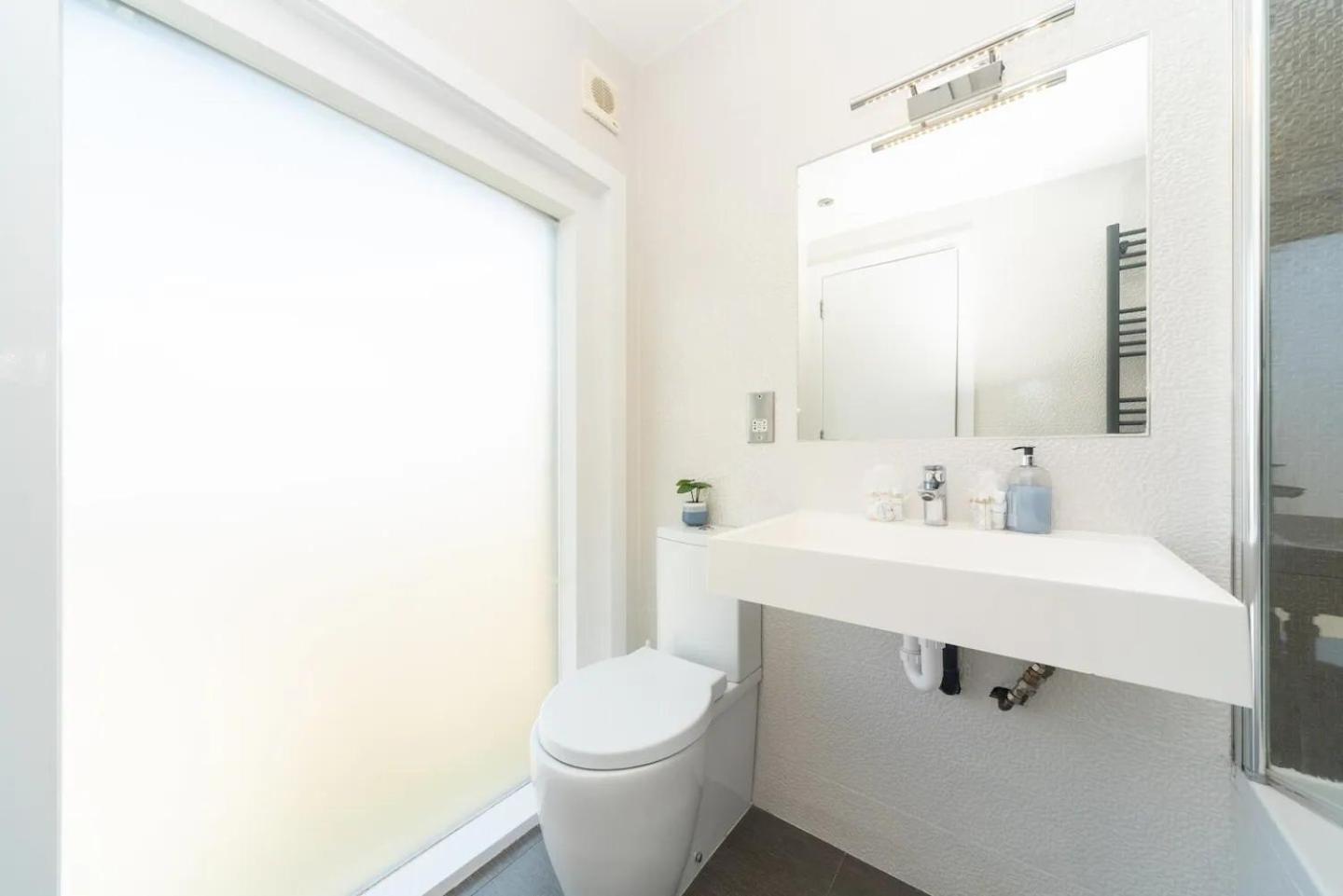 Appartamento Stunning Spacious En-suite Flat - 6 Min To Trains -pass The Keys Londra