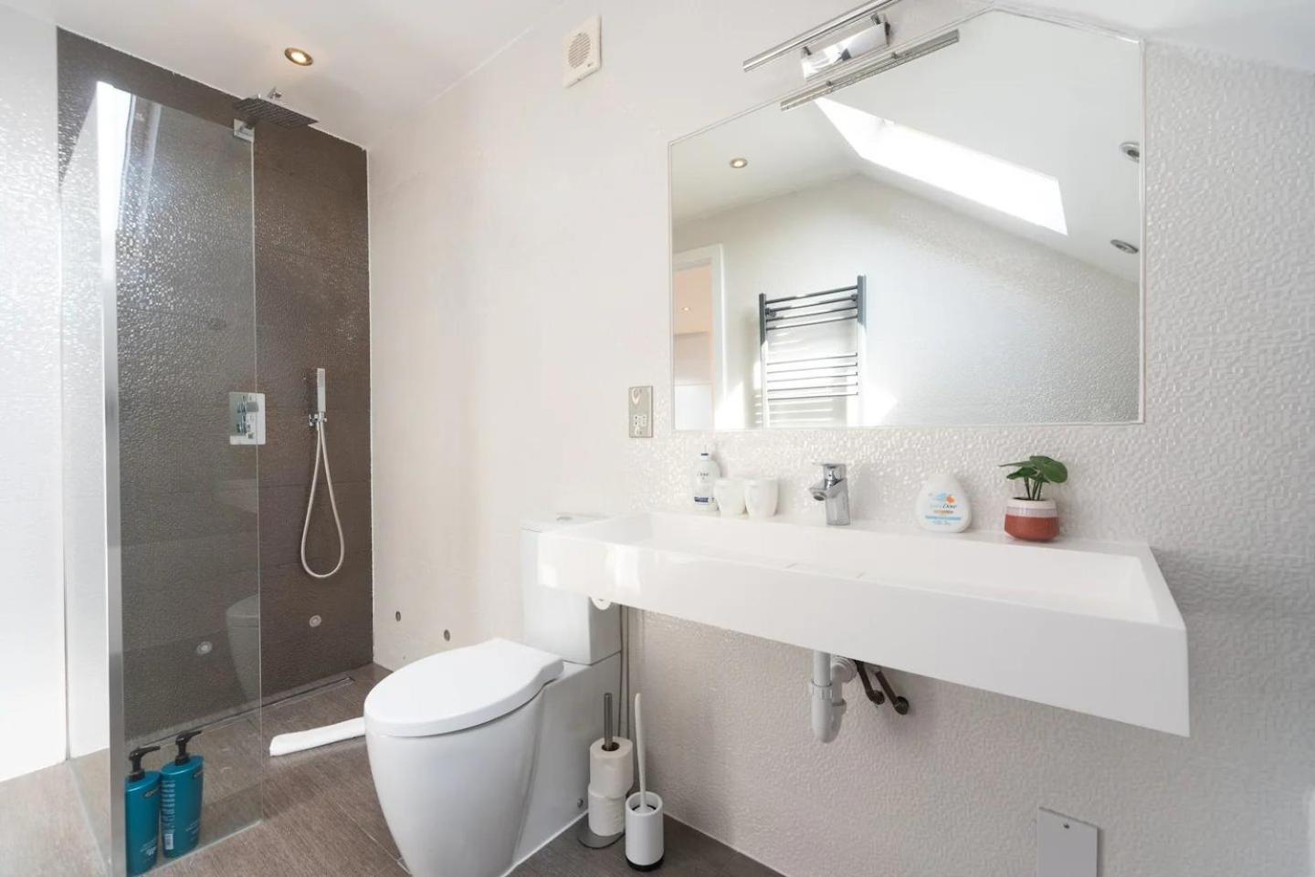 Stunning Spacious En-suite Flat - 6 Min To Trains -pass The Keys Appartamento