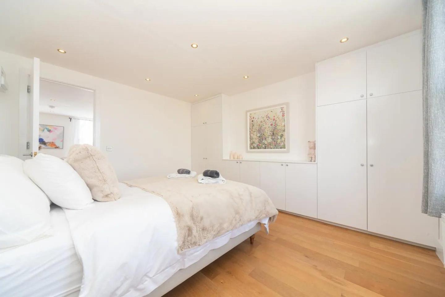 Stunning Spacious En-suite Flat - 6 Min To Trains -pass The Keys Appartamento Londra