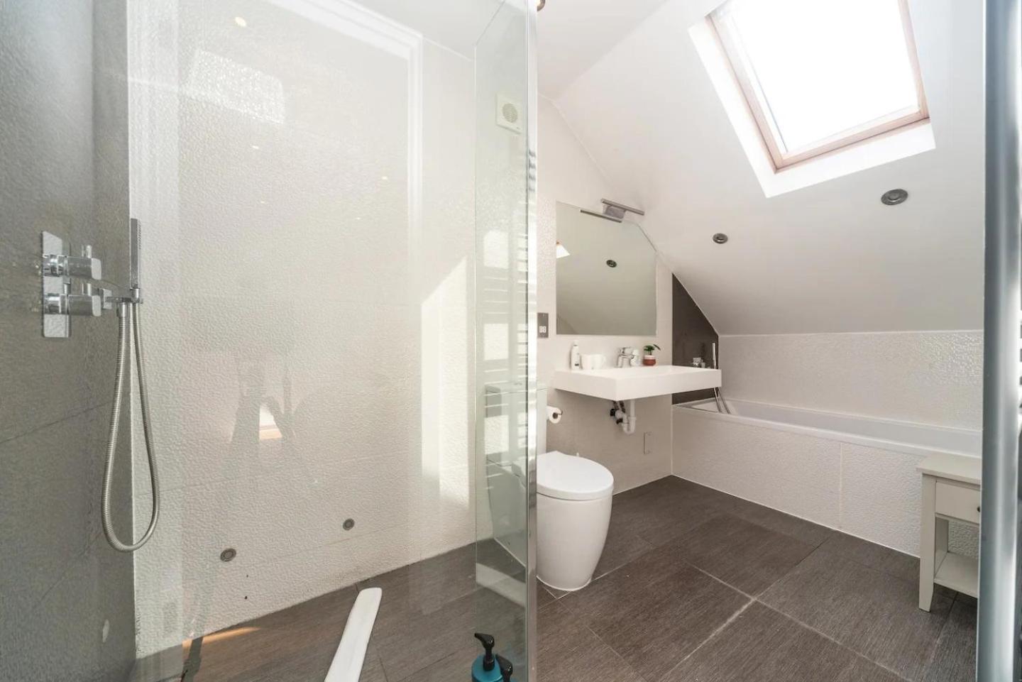 Stunning Spacious En-suite Flat - 6 Min To Trains -pass The Keys *