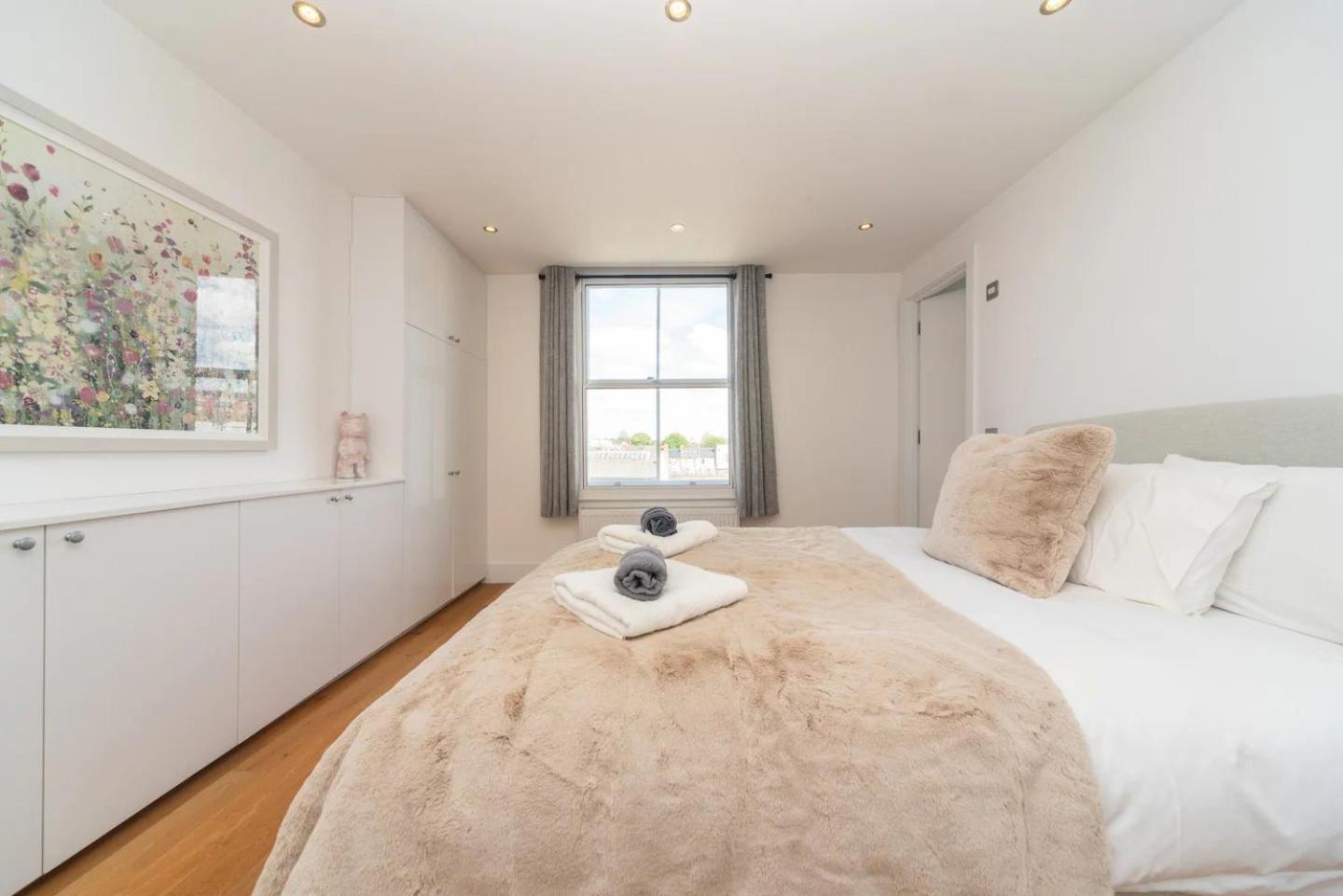 Stunning Spacious En-suite Flat - 6 Min To Trains -pass The Keys Londra