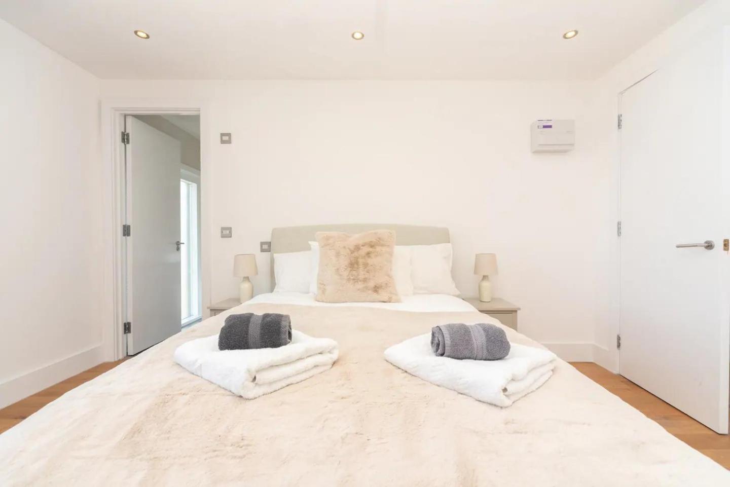 Stunning Spacious En-suite Flat - 6 Min To Trains -pass The Keys