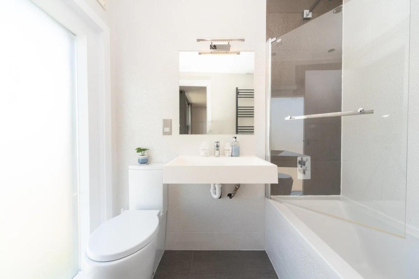 Stunning Spacious En-suite Flat - 6 Min To Trains -pass The Keys Appartamento Londra