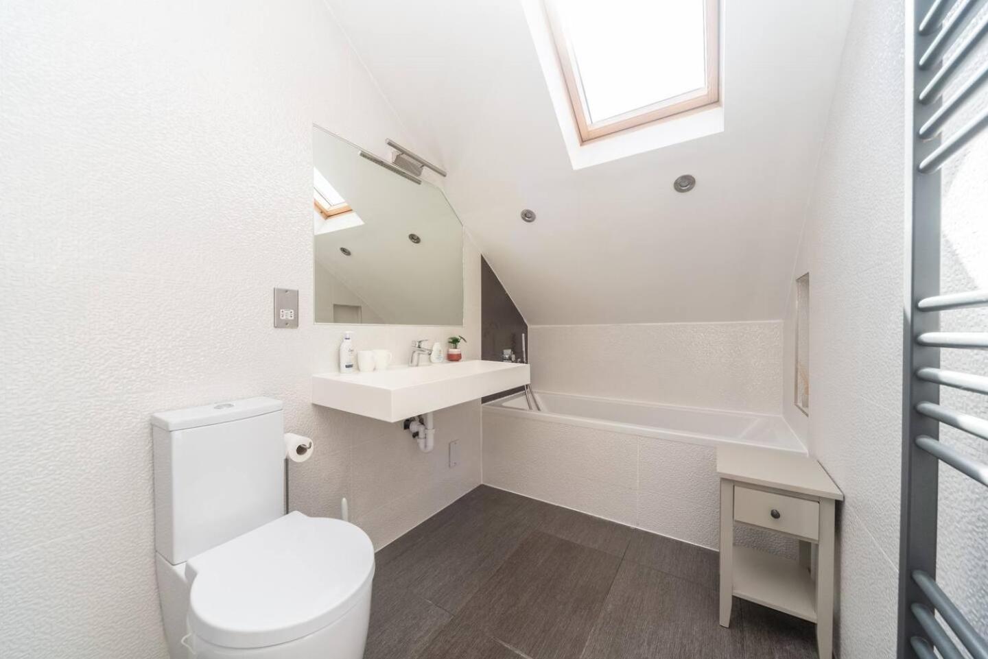 Stunning Spacious En-suite Flat - 6 Min To Trains -pass The Keys Londra