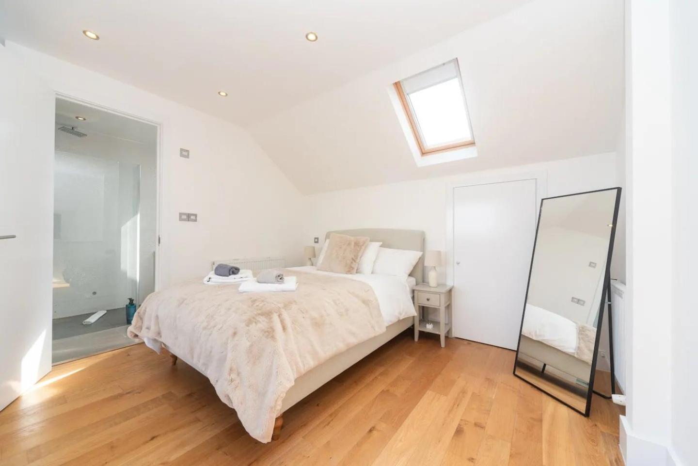 Stunning Spacious En-suite Flat - 6 Min To Trains -pass The Keys * Londra