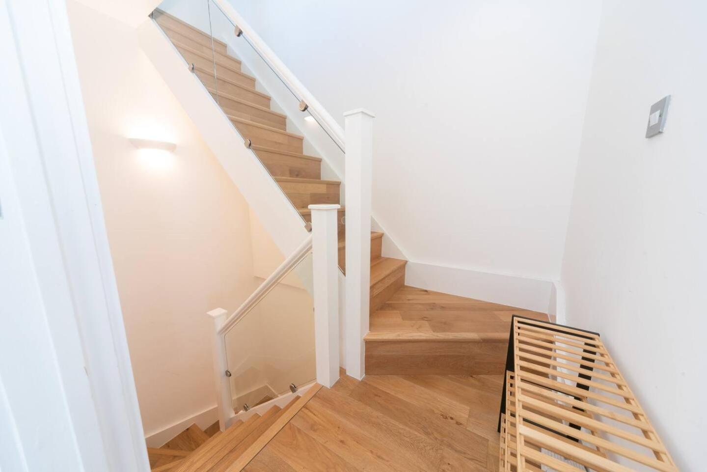 Stunning Spacious En-suite Flat - 6 Min To Trains -pass The Keys * Londra