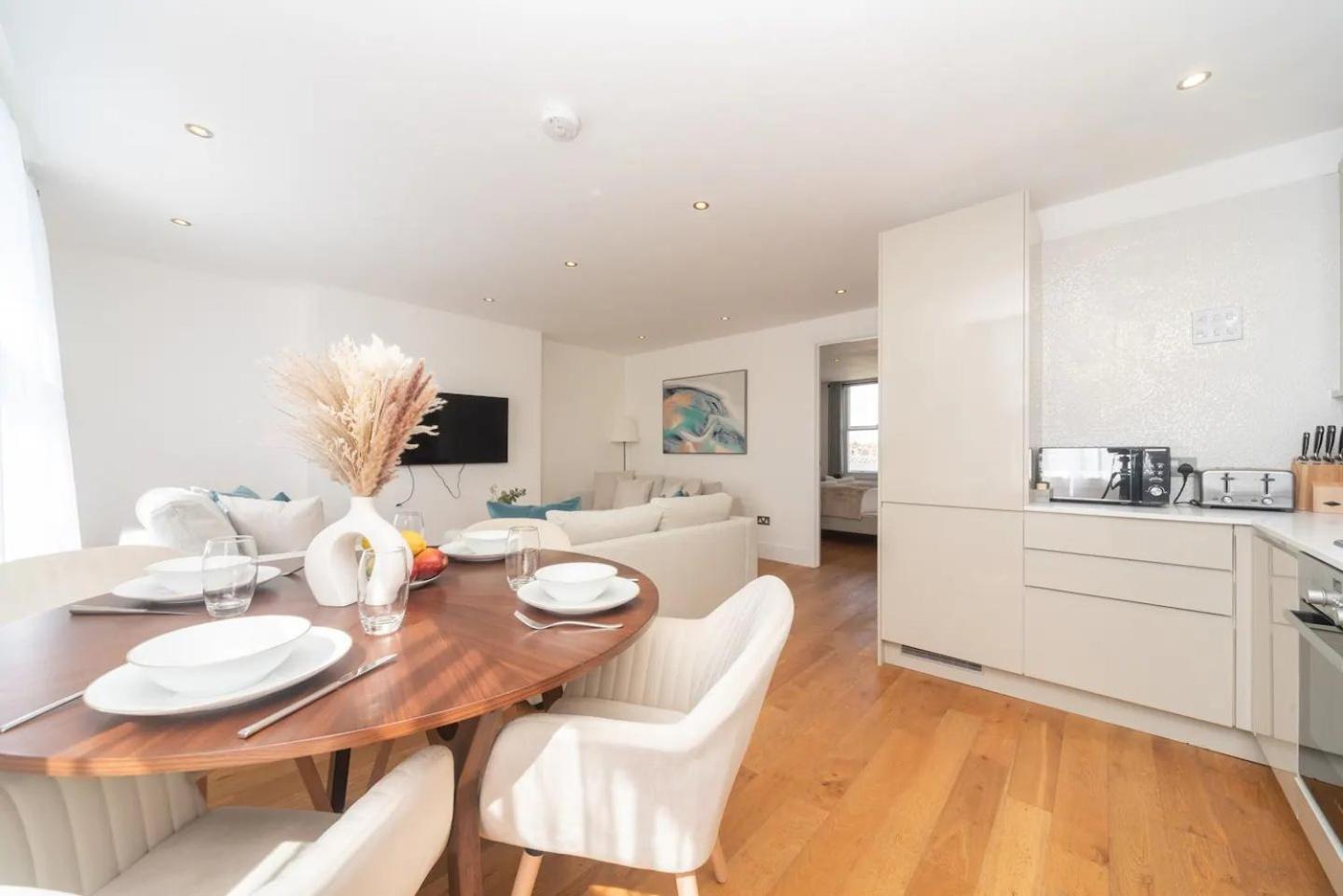 Stunning Spacious En-suite Flat - 6 Min To Trains -pass The Keys Appartamento