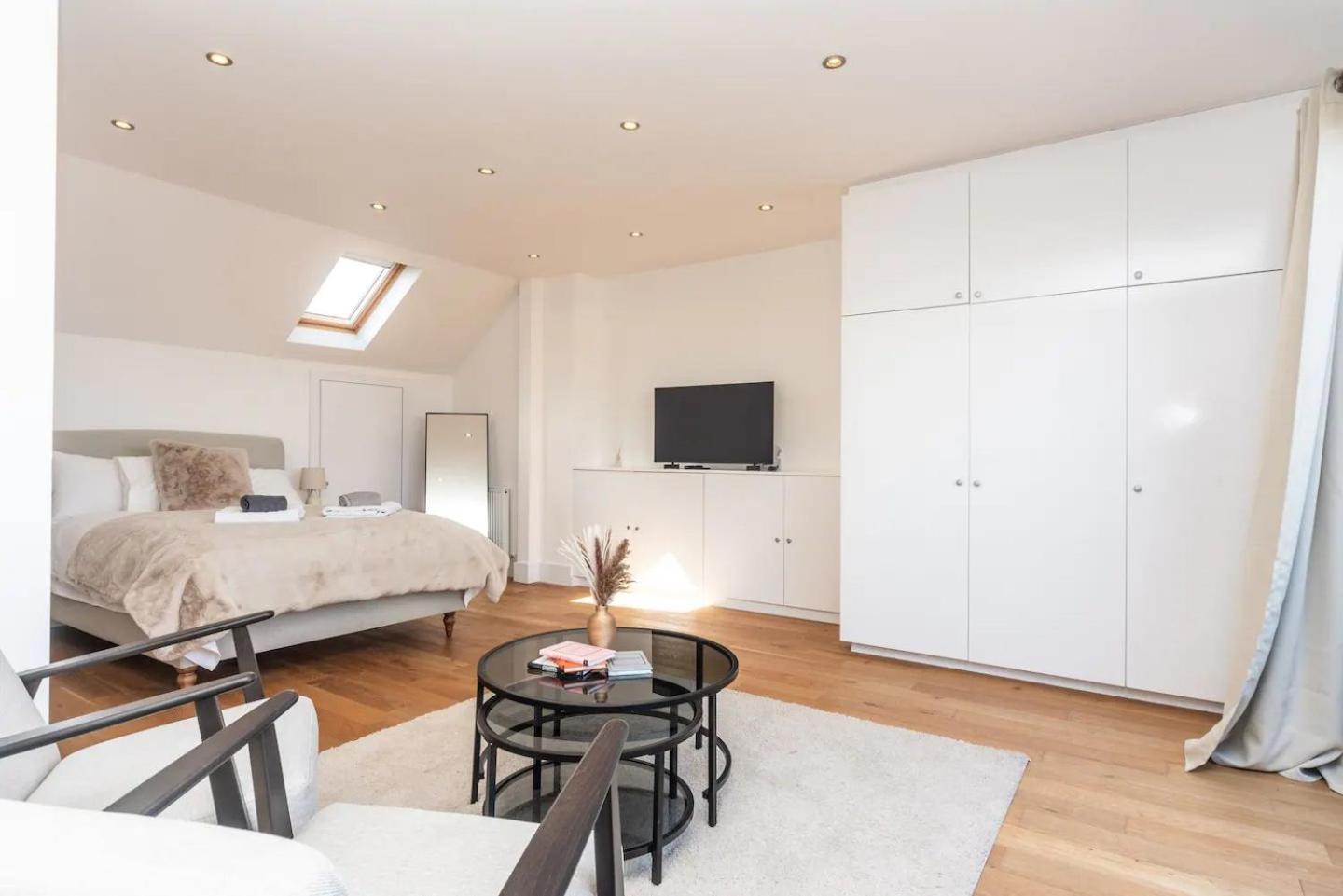 Stunning Spacious En-suite Flat - 6 Min To Trains -pass The Keys * Londra