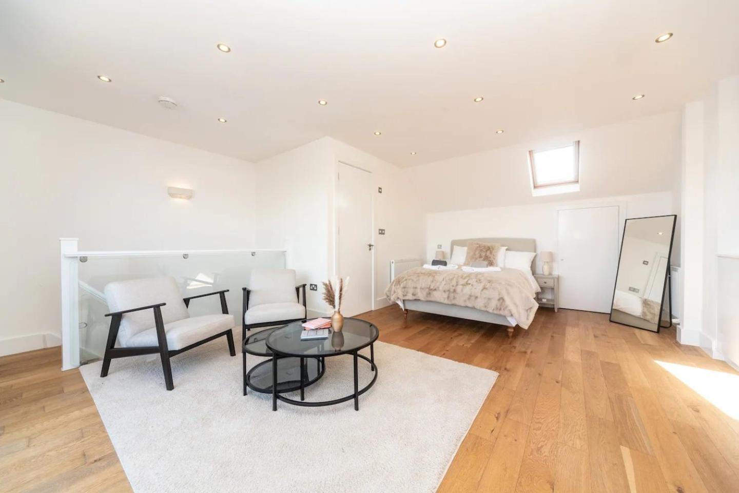 Stunning Spacious En-suite Flat - 6 Min To Trains -pass The Keys Appartamento
