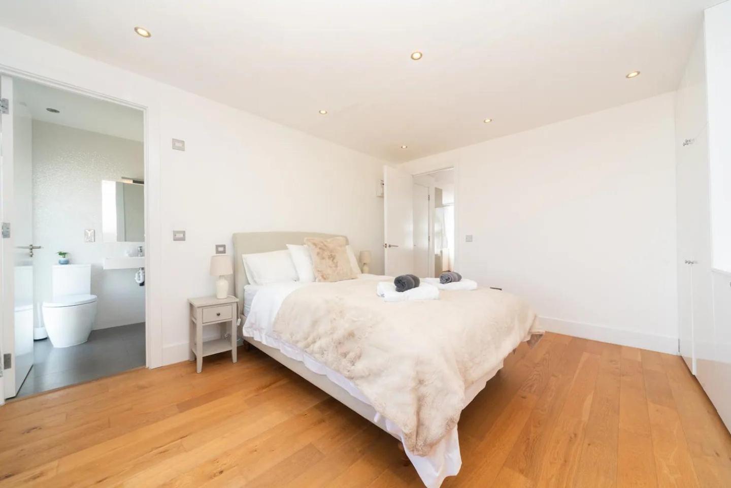 Stunning Spacious En-suite Flat - 6 Min To Trains -pass The Keys Londra
