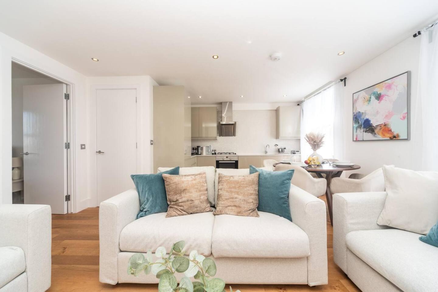 Stunning Spacious En-suite Flat - 6 Min To Trains -pass The Keys * Londra