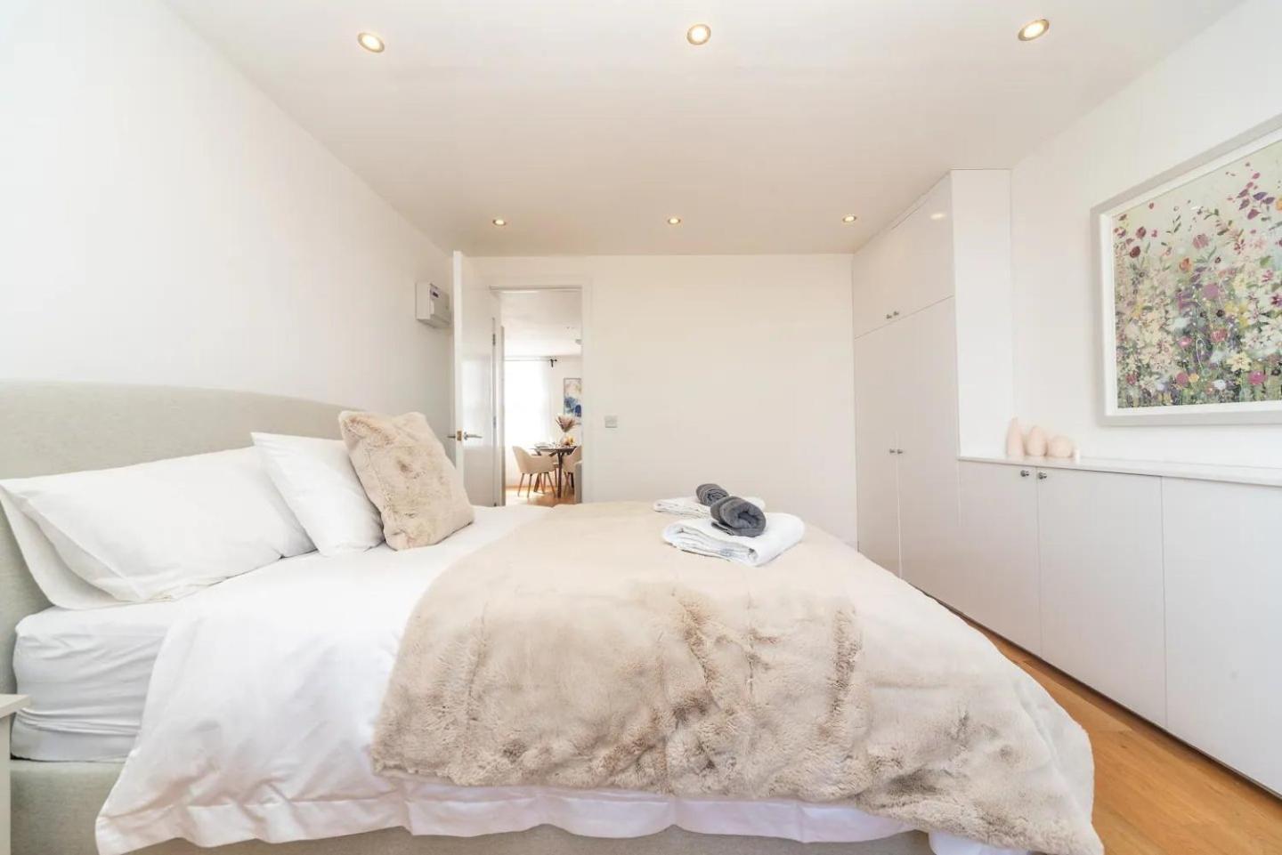 Apartment Stunning Spacious En-suite Flat - 6 Min To Trains -pass The Keys London