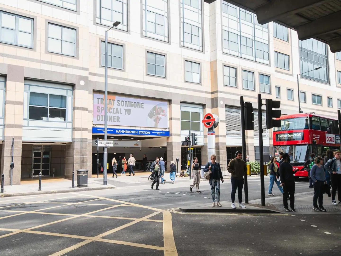 Stunning Spacious En-suite Flat - 6 Min To Trains -pass The Keys Apartment *